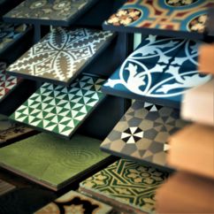 bunte Fliesen in einem Verkaufsregal