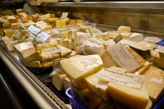 Geschnittener Käse in der Auslage im Biomarkt