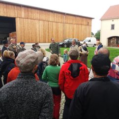 Menschengruppe besichtigt Bio-Hof