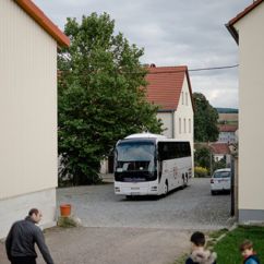 Reisebus in einer Einfahrt