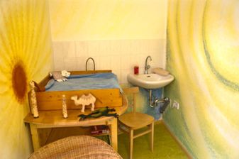 Der Wickeltisch mit Waschbecken in der Kinderecke im Naturwarenladen Dresden-Mitte