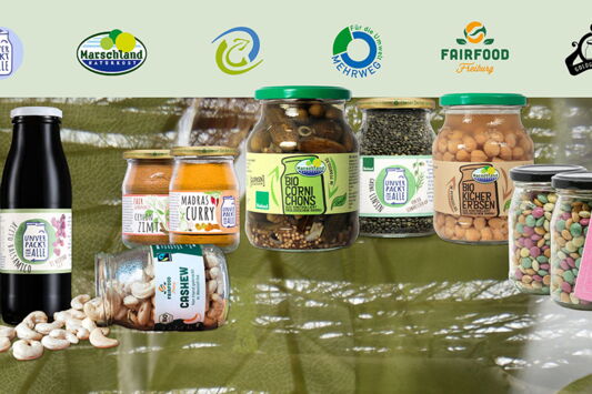 Produkte in Mehrweg-Verpackungen vor grünem Hintergrund. Gezeigt werden die Logos von Unverpackt für Alle, Marschland, VG Dresden, das Mehrweg-Logo, Fairfood Freiburg und Goldgläschen