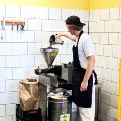 Mann steht an Ölmühle