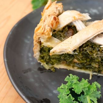 Pastete mit Grünkohl und Spinat auf einem Teller