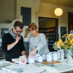 Arbeit in der Naturfarbenwerkstatt