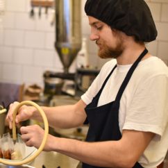 Mann füllt Beutel mit Tempeh