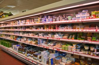 Großes Kühlregal mit Molkereiprodukten und veganen Kühlprodukten im Vordergrund im Biomarkt Striesen