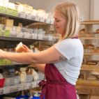 Mitarbeiterin im Biomarkt Dresden Mitte