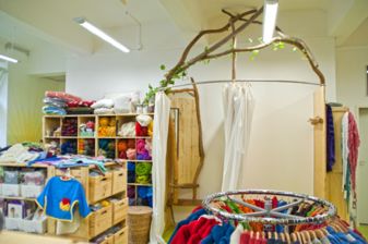 Umkleidekabinen zur Anprobe im Laden, im Vordergrund Biokleidung für Kinder
