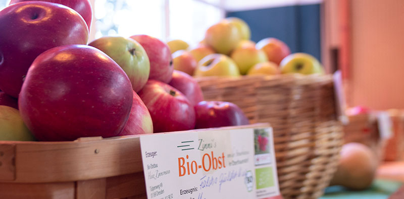 Körbe gefüllt mit regionalen Bio-Äpfeln