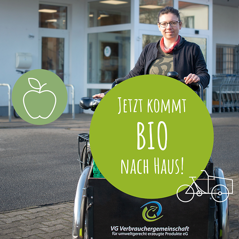 Lieferservice-Fahrerin mit Rad. Text Jetzt kommt Bio nach Haus.