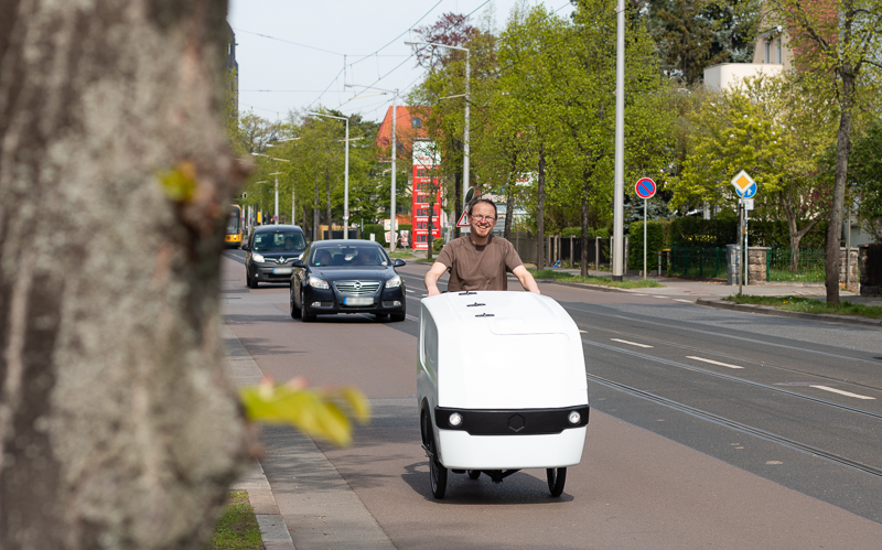 Mann fährt auf E-Lastenrad