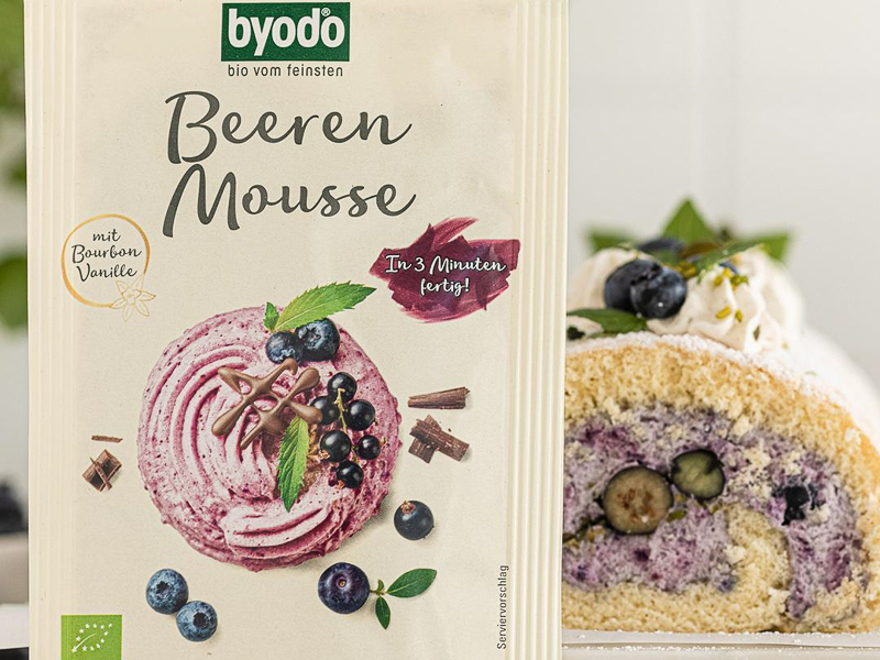 Biskuitrolle mit Beeren-Mousse von Byodo Naturkost
