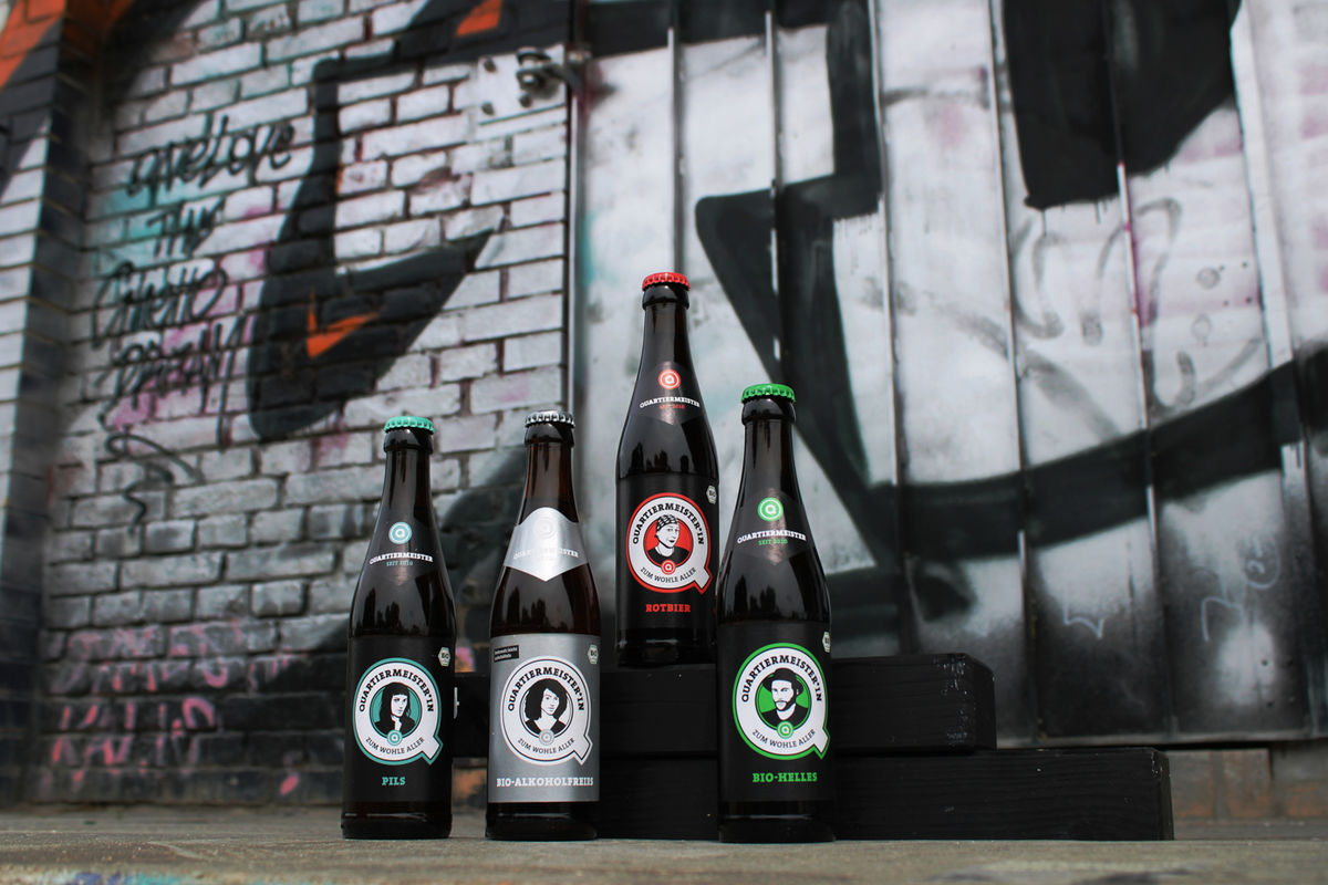 Verschiedene Sorten Bier in Flaschen mit Logo Quartiermeister