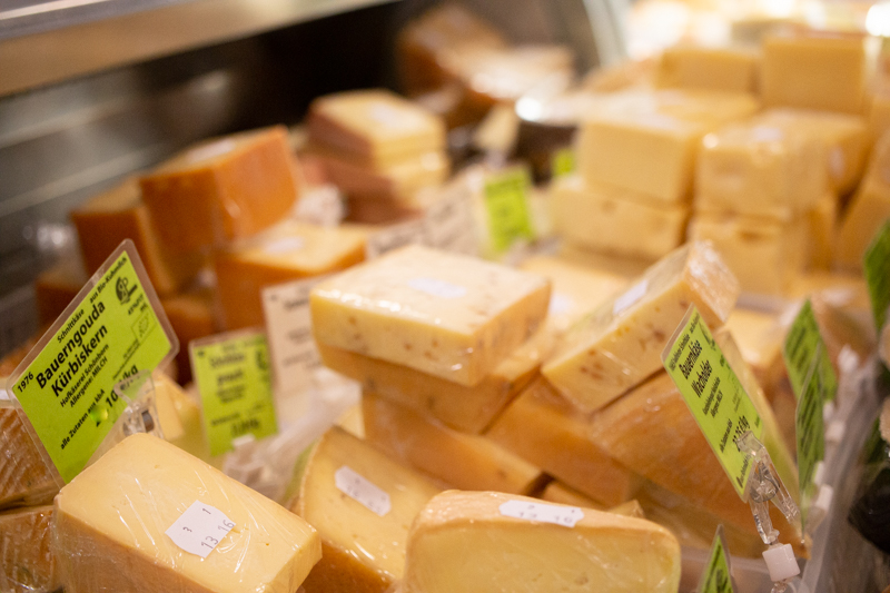 Käseauswahl an der Käsetheke